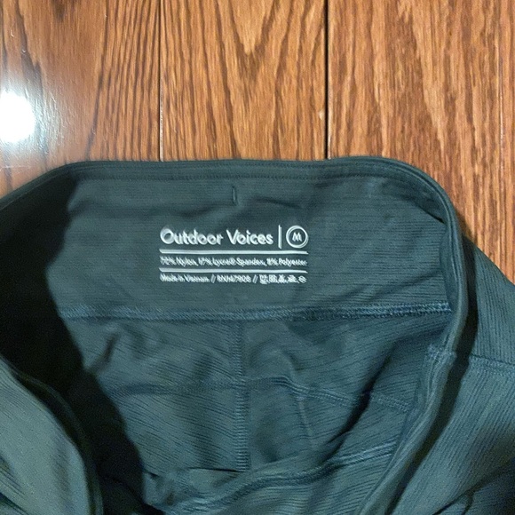 Green outdoor voices 3/4 length leggings - Picture 2 of 3